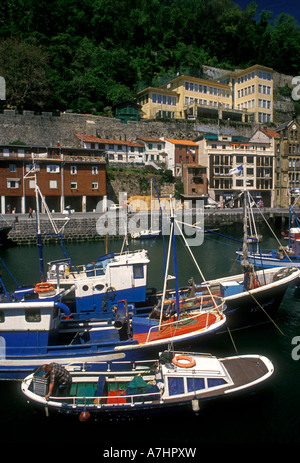Angelboote/Fischerboote im Hafen im spanischen Baskenland in die Hauptstadt San Sebastian Europas Stockfoto