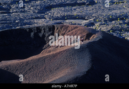 Touristen stehen am Rande eines parasitären Kraters, Piton De La Fournaise, Reunion Stockfoto