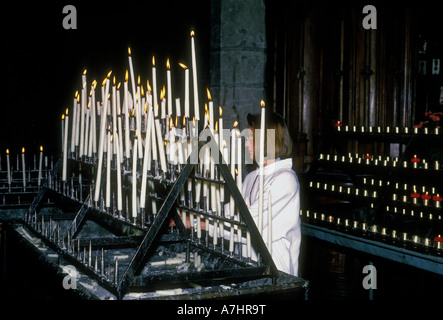 Französische Frau, Kerzen anzünden, beten, Altar, die Kathedrale von Chartres, Kathedrale Notre-Dame de Chartres, Chartres, Region Centre, Frankreich, Europa Stockfoto