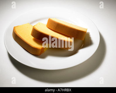 3 Scheiben Sandkuchen auf weißen Teller. Stockfoto