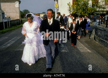 Franzosen, Vater und Tochter, die Braut mit Vater, Hochzeit, Umzug, Dorf Nerigean, Aquitaine, Frankreich Stockfoto