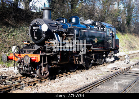 Ivatt Klasse 2 Tank Lokomotive in Ropley YardIvatt Klasse 2 Tank Lok im Ropley Hof, Mitte Hants Eisenbahn, Hampshire, England Stockfoto