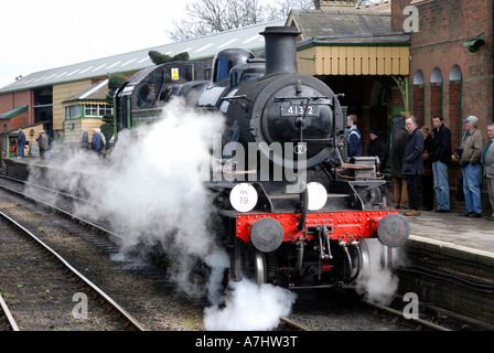 Ivatt Klasse 2 Tank Lokomotive in Ropley Bahnhof, Mitte Hants Railway, Hampshire, England Stockfoto