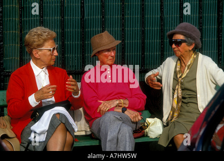 3, 3, französische Frauen, erwachsene, reife, ältere Menschen, Senioren, Frauen sitzen auf einer Parkbank, Freunde, Reden, Französisches Baskenland, Biarritz, Frankreich Stockfoto