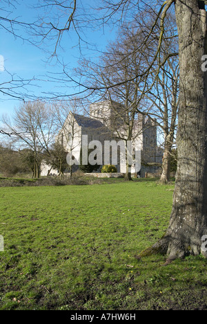 St Cross, Abtei, Winchester, Hampshire gesehen auf den Strandwiesen. Stockfoto