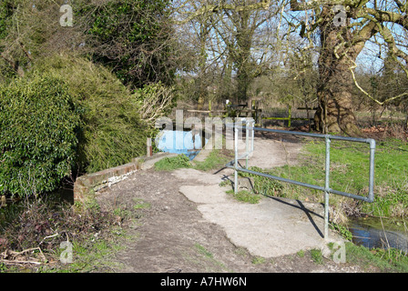 Gehweg und Brücke in den Auen am St Cross, Abtei, Winchester, Hampshire Stockfoto