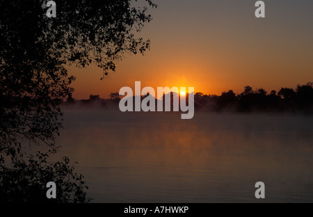 Sambesi über Viktoriafälle bei Sonnenaufgang Victoria Fälle Nationalpark Simbabwe Stockfoto
