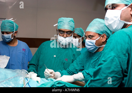 Ängstlich Chirurgen während Chirurgie während eines medizinischen Eingriffs in Pune oder in Poona, Indien Stockfoto