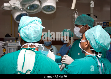 Chirurgen während Chirurgie in Poona oder Pune in Indien Stockfoto