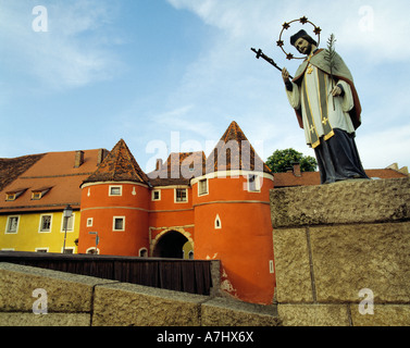 Heiligenstatue Auf der Regenbruecke Vor Dem Biertor in Cham, Naturpark Oberer Bayerischer Wald, Oberpfalz, Bayern Stockfoto