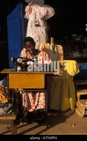 Frau Aussaat Kleidung auf dem Markt Jinja, Uganda Stockfoto