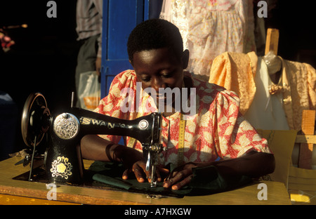 Frau Aussaat Kleidung auf dem Markt Jinja, Uganda Stockfoto