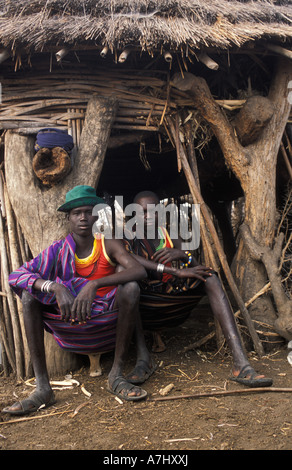 Karimojong jungen in einer Hütte in einem Dorf am Fuße des Mount Kadam 3068m Uganda Stockfoto