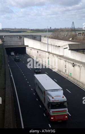 Datenverkehr, der aus dem Tunnel hinunter den Fluß Noord, Alblasserdam, Holland Stockfoto