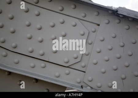 Contruction Detail mit Nieten der Brücke über den Fluss Noord, Alblasserdam, Holland Stockfoto