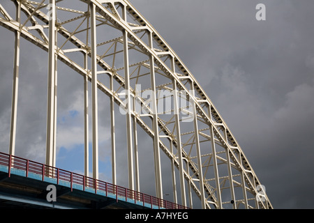 Bogenbrücke über den Fluss Noord, Alblasserdam, Holland Stockfoto