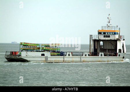 Die MTB Blade Runner zwei Lastkahn auf Southampton Water England Grossbritannien Südengland Stockfoto