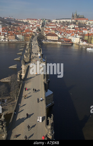 Charles Bridge Prag hellen Turm Wintertag blickte von Altstadt Prager Burg und St. Vitus Cathedral auf skyline Stockfoto