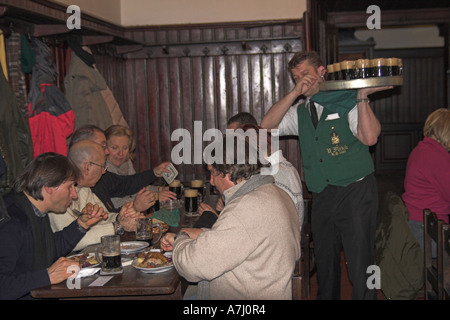 Innere U Fleku Jugendbund und Brauerei Prag Tschechien Bar im winter Stockfoto