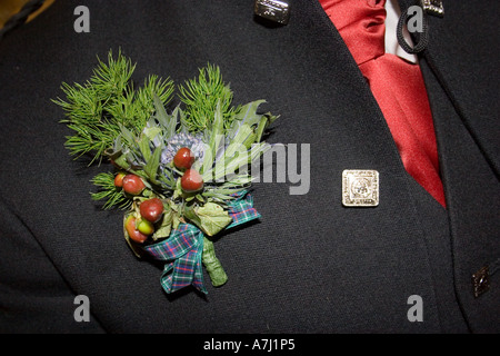 Scottish Grooms Hochzeitstag floralen Knopfloch, boutonnières, in der Regel von den Männern in der Brautparty getragen: Der Bräutigam, bester Mann und Saaldiener. Stockfoto