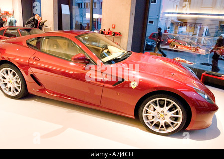 Roter Ferrari 599 GTB F1 Fiorano im Ferrari Scuderia Center, unter den Linden Straße, Berlin. Stockfoto