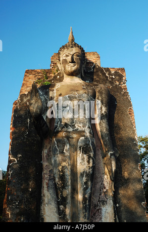 Stehende Buddha Statue Wat Saphan Hin Sukhothai historische Park Sukhothai Thailand Stockfoto