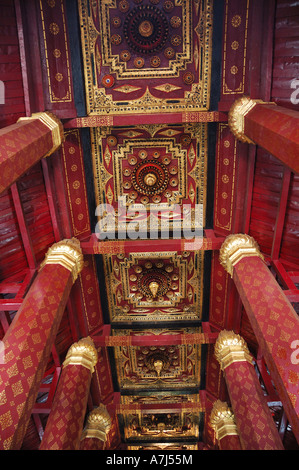 Geschnitzte Decke der Haupthalle Bot 1546 erbaute Wat Na Phra Meru Ayuthaya Thailand Stockfoto