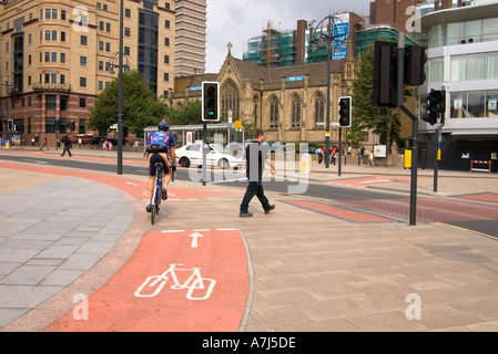 dh City Centre LEEDS WEST YORKSHIRE City Square Radfahrer Fußgänger Radwege uk Lane Fahrrad Pendler Radfahrer Stockfoto