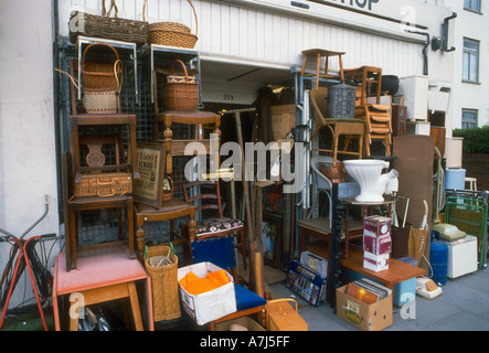 Ladenfront bedeckt mit Müll und gebrauchte Ware Stockfoto