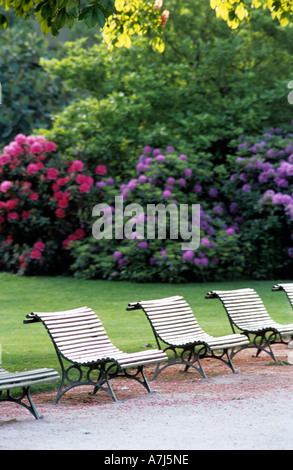 Reihe von Parkbänken in einem Garten entlang der Champs-finden, Paris Stockfoto