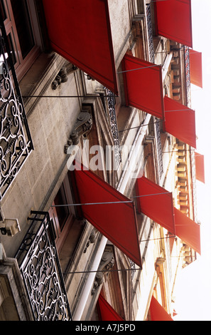 Windows mit roten Markisen im Hotel Balzac, Paris Stockfoto
