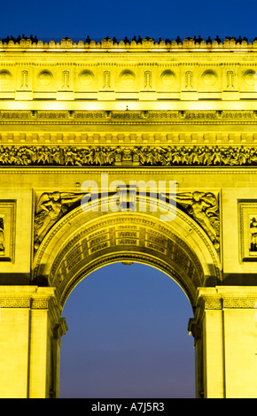 Arc de Triomphe beleuchtet am Abend, Paris Stockfoto