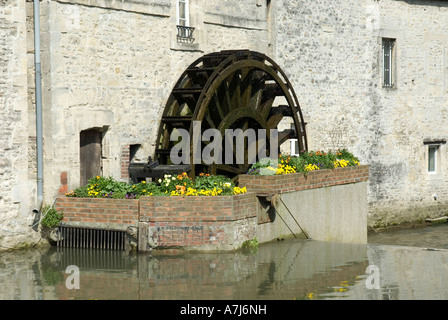 Ein Wasserrad am Fluss in Bayeux, Normandie, Frankreich Stockfoto