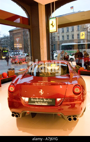 Rückansicht eines roten Ferrari 599 GTB F1 Fiorano im Showroom Ferrari Scuderia Center Zentrum in der Straße unter den Linden, Berlin. Stockfoto