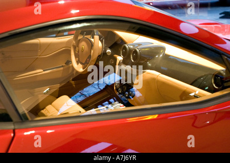 Innenansicht eines roten Ferrari-Autos im Ferrari Scuderia Center Zentrum unter den Linden Straße Berlin, mit braunem Leder und Karbonfaserverkleidung. Stockfoto