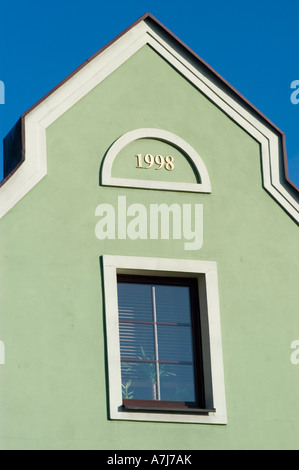 Grüne, moderne Hausfassade mit Fenster und Datum 1998, Marktplatz, Grodzisk Wielkopolski, Polen Stockfoto