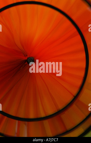 Eine orange Windmühle Spinner dreht in die Brise am Stanmer Park Brighton East Sussex UK 1 von 4 Stockfoto