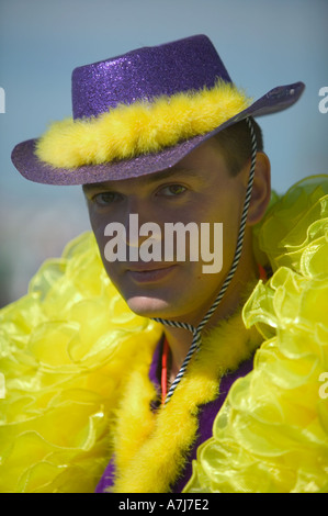 Mann trägt einen lila Hut und gelben Kostüm bei Brighton Pride Brighton East Sussex UK 7. August 2004 Stockfoto