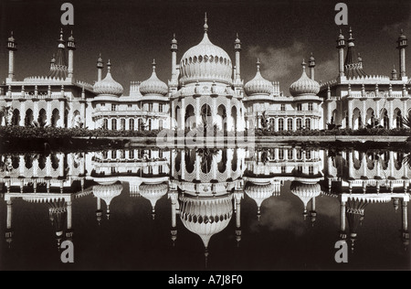 Von Brighton Royal Pavilion spiegelt sich in einem 12ft Zierteich im Garten Pavillon. Stockfoto