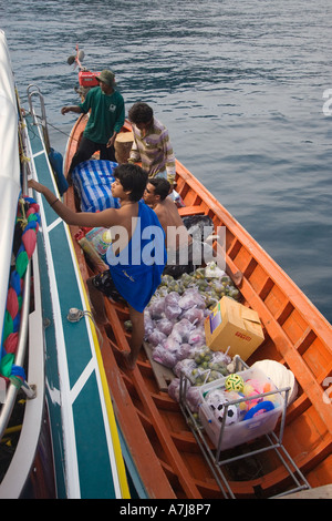 NATR bringen Lebensmittel zu einem Moken Dorf auf Ko Surin Thai Insel in Mu Ko Surin National Park ANDAMAN SEA-THAILAND Stockfoto