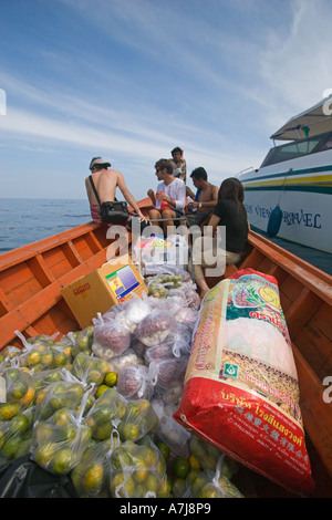 NATR bringen Lebensmittel zu einem Moken Dorf auf Ko Surin Thai Insel in Mu Ko Surin National Park ANDAMAN SEA-THAILAND Stockfoto