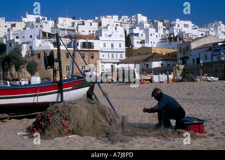 Fischer Flicken seine Netze Albufeira-Algarve-Portugal Stockfoto