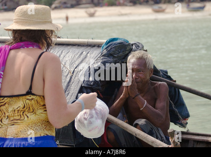 NATR bringen Lebensmittel zu einem Moken Mann in der Nähe von seinem Dorf von Ko Surin Thai Insel Mu Ko Surin National Park ANDAMANENSEE THAILAND Stockfoto