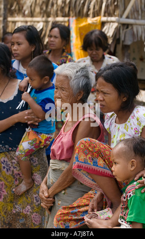 Diese Moken Seezigeuner in Thailand haben auf Ko Surin Thai Insel in Mu Ko Surin National Park ANDAMANENSEE THAILAND niedergelassen. Stockfoto