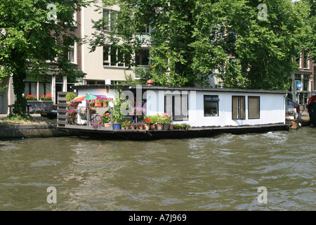 Hausboot auf dem Kanal in Amsterdam Niederlande Stockfoto