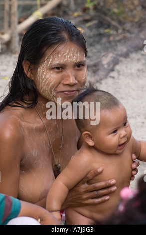 Moken Meer Zigeuner Frauen & Kind in ihrem Dorf auf Ko Surin Thai Insel in Mu Ko Surin National Park NORTH ANDAMAN SEA-THAILAND Stockfoto