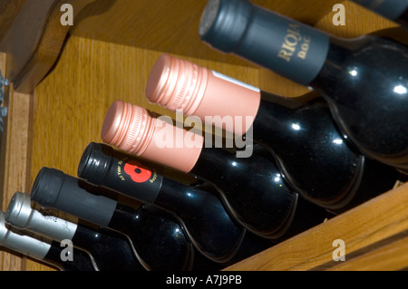 Flaschen Rotwein im hölzernen Wein Regal Stockfoto