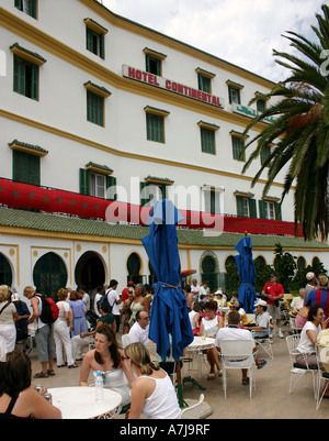 Touristen warten auf der Sea-Cat Katamaran im Continental Hotel, Tanger, Marokko Stockfoto