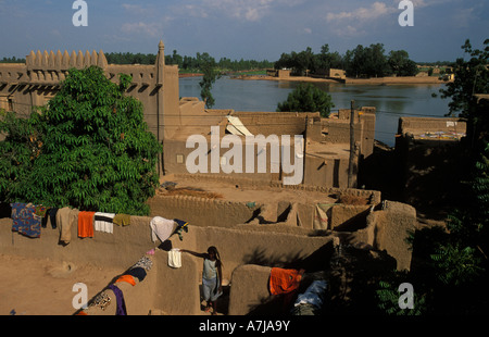 Blick von der Dachterrasse eines der Lehmhäuser in Djenné, Djenné, Mali Stockfoto