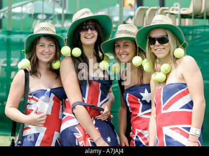 Vier junge patriotischen weibliche Tennisfans tragen die australische Flagge. Stockfoto